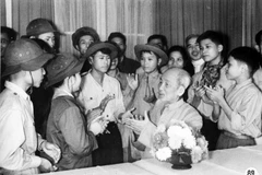Chủ tịch Hồ Chí Minh với các cháu thiếu niên là dũng sỹ diệt Mỹ ở miền Nam ra thăm miền Bắc (3/1962). (Ảnh: TTXVN) 