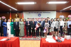 Ban Chấp hành Hội hữu nghị Việt Nam-Indonesia lần thứ IV nhiệm kỳ 2021-2026 ra mắt Đại hội. (Ảnh: TTXVN)