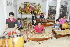 Các thành viên đội nhạc ngũ âm chùa Prés Buône Prés Phék cùng nhau tập luyện. (Nguồn: Báo Sóc Trăng)