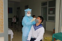 Sáng 7/3, tại trạm y tế xã Hưng Đạo, huyện Tứ Kỳ, 18 thanh niên xã Hưng Đạo đã được lấy mẫu xét nghiệm SARS-CoV-2 trước khi lên đường nhập ngũ. (Ảnh: Mạnh Minh/TTXVN)