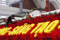 Trang trí hoa cho Đại hội. (Nguồn: TTXVN)