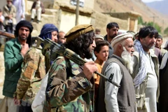 Các tay súng thuộc lực lượng kháng chiến chống Taliban ở tỉnh Panjshir, Afghanistan, ngày 31/8/2021. (Ảnh: AFP/TTXVN) 