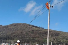 Nhân viên điện lực khẩn trương khắc phục sự cố trên lưới điện tại Quảng Ngãi hồi năm 2020. (Ảnh: Lê Ngọc Phước/TTXVN)