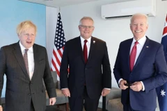 Thủ tướng Anh Boris Johnson (trái) gặp mặt Thủ tướng Australia - Scott Morrison (giữa) và Tổng thống Mỹ Joe Biden (phải) tại Anh hồi tháng 6/2021. (Nguồn The Australian).