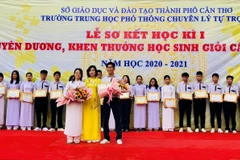 Trao Bằng khen của UBND thành phố Cần Thơ cho hai em đoạt giải Nhất. (Ảnh: Ánh Tuyết/TTXVN)