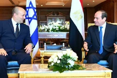 Thủ tướng Israel Naftali Bennett (trái) và Tổng thống Ai Cập Abdel Fattah El-Sisi trong cuộc gặp ngày 13/9 tại thành phố Sharm El-Sheikh. (Nguồn: AFP)