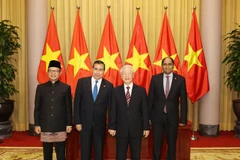 Tổng Bí thư, Chủ tịch nước Nguyễn Phú Trọng chụp ảnh chung với các Đại sứ. (Ảnh: Trí Dũng/TTXVN)