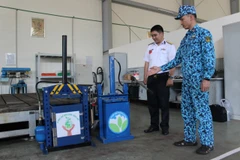 Máy ép rác thủy lực của nhóm tác giả Thiếu tá Phan Văn Bình và Thượng úy Võ Chí Luận. (Ảnh: TTXVN phát)