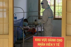 Nhân viên y tế chăm sóc cho bệnh nhân COVID-19 tại Trung tâm Y tế huyện miền núi Sơn Hòa. (Ảnh: Xuân Triệu/TTXVN)