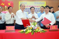 Bàn giao danh sách ứng viên đại biểu Quốc hội và Hội đồng Nhân dân cho Ủy ban bầu cử tỉnh Nam Định. (Ảnh: Nguyễn Lành/TTXVN)