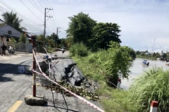 Đoạn đường Tỉnh lộ 946, cặp bờ kênh Ông Chưởng xảy ra sạt lở có chiều dài khoảng 40m đi qua địa bàn xã Long Điền B, huyện Chợ Mới, tỉnh An Giang. (Ảnh: TTXVN phát)