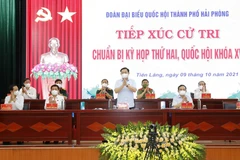 Chủ tịch Quốc hội Vương Đình Huệ cùng các Đại biểu Quốc hội thành phố Hải Phòng tiếp xúc cử tri tại huyện Tiên Lãng, trước Kỳ họp thứ hai, Quốc hội khóa XV. (Ảnh: Doãn Tấn/TTXVN)