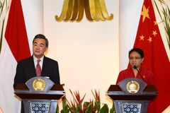 Trong ảnh (tư liệu): Ngoại trưởng Indonesia Retno Marsudi (phải) và Ngoại trưởng Trung Quốc Vương Nghị trong cuộc họp báo chung tại Jakarta, Indonesia 3/11/2014. (Ảnh: AFP/ TTXVN)