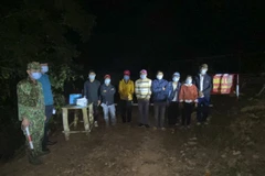 Các đối tượng chuẩn bị xuất cảnh trái phép bị Bộ đội Biên phòng Điện Biên phát hiện bắt giữ. (Ảnh: TTXVN phát)