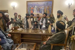 Các chỉ huy Taliban kiểm soát Phủ Tổng thống Afghanistan tại Kabul, ngày 15/8. (Ảnh: AP/TTXVN) 