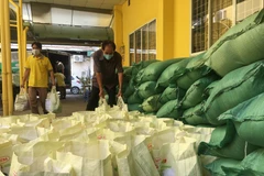 Quận 3 huy động lực lượng tình nguyện, cán bộ nhân viên trung tâm văn hóa, thể dục thể thao, thanh tra xây dựng, ban chỉ huy quân sự, dân quân tự vệ... tham gia hỗ trợ vận chuyển hàng hóa, quà tặng cho người dân địa phương. (Ảnh: Thanh Vũ/TTXVN) 