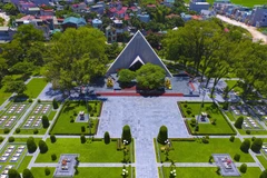 Đài tưởng niệm nghĩa trang A1 được thiết kế những ngôi sao tương ứng với các phần mộ liệt sỹ tại nghĩa trang. (Ảnh: Xuân Tư/TTXVN) 