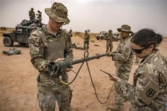 Binh sỹ Mỹ tham gia cuộc tập trận chung mang tên Sư tử châu Phi tại Grier Labouihi, Maroc. (Ảnh: AFP/TTXVN) 