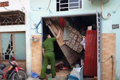 Lực lượng chức năng khám nghiệm hiện trường xảy ra vụ nổ. (Ảnh: TTXVN phát)