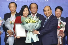 Phó Tổng giám đốc Vũ Việt Trang thay mặt TTXVN nhận Thư của Thủ tướng Nguyễn Xuân Phúc khen TTXVN đã có thành tích xuất sắc trong tuyên truyền Hội nghị Thượng đỉnh Triều Tiên-Hoa Kỳ lần thứ hai tại Hà Nội. (Ảnh: Thống Nhất/TTXVN) 