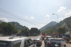 Do lượng phương tiện lưu thông quá đông trên Quốc lộ 20, đặc biệt là đoạn qua đèo Bảo Lộc khiến lịch trình thi đấu của đoàn đua bị chậm hơn 30 phút so với dự kiến. (Ảnh: Đặng Tuấn/TTXVN)