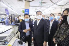 Chủ tịch Ủy ban nhân dân Thành phố Hà Nội Chu Ngọc Anh kiểm tra công tác phòng, chống dịch trên địa bàn quận Long Biên. (Ảnh: Vietnam+) 