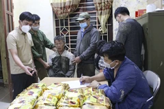 Đối tượng và tang vật vụ án tại cơ quan công an. (Ảnh: TTXVN phát)