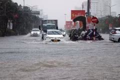 Ngập úng xảy ra tại nhiều tuyến đường của thành phố Hải Phòng. (Ảnh: Hoàng Ngọc/TTXVN) 