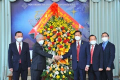 Chủ tịch Ủy ban Trung ương Mặt trận Tổ quốc Việt Nam Đỗ Văn Chiến chúc mừng Hội thánh Tin lành Việt Nam. (Ảnh: Minh Đức/TTXVN)