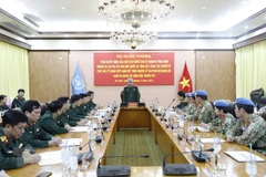 Thượng tướng Nguyễn Chí Vịnh, Thứ trưởng Bộ Quốc phòng phát biểu tại lễ trao quyết định của Chủ tịch nước cho sỹ quan đi thực hiện nhiệm vụ tại Trụ sở Liên hợp quốc. (Ảnh: Dương Giang/TTXVN