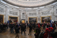 Người biểu tình quá khích ủng hộ Tổng thống Donald Trump tràn vào tòa nhà Quốc hội Mỹ ở Washington DC., ngày 6/1/2021. (Nguồn: AFP/TTXVN)