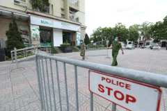Lực lượng chức năng lập hàng rào, phong tỏa tạm thời tòa N03A khu đô thị mới Sài Đồng, phường Phúc Đồng, quận Long Biên. (Ảnh: Minh Quyết/TTXVN) 
