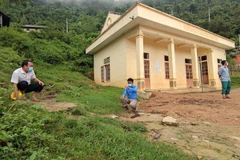 Nhà sinh hoạt cộng đồng bản Nam Tiến 2 xuất hiện nhiều vết nứt, sụt lún hơn 80cm, hiện không thể sử dụng. (Ảnh: Văn Tý/TTXVN)