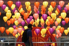 Rực rỡ đèn lồng nhiều sắc màu đón Tết Nguyên đán tại trung tâm thương mại ở Marina Bay, Singapore ngày 8/2/2021. (Ảnh: THX/TTXVN)