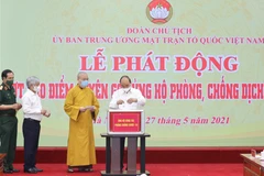 Chủ tịch nước Nguyễn Xuân Phúc quyên góp ủng hộ phòng, chống dịch COVID- 19. (Ảnh: Thống Nhất/TTXVN) 
