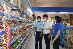 Cục Cục Quản lý thị trường tỉnh Bạc Liêu phối hợp cơ quan chức năng kiểm tra các mặt hàng thiết yếu trên địa bàn thành phố Bạc Liêu. (Ảnh: Nhật Bình/TTXVN)