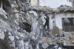 Cảnh đổ nát sau các vụ không kích của Israel tại Gaza ngày 15/6/2021. (Ảnh: AFP/TTXVN)