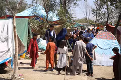 Người dân mất nhà cửa do chiến tranh dựng lều tạm tại một công viên ở thủ đô Kabul , ngày 11/8/2021. (Ảnh: AFP/TTXVN) 