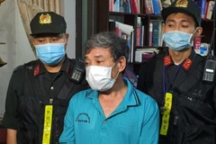 Cơ quan điều tra tống đạt các quyết định khởi tố, bắt giam đối với ông Ngô Thông. (Nguồn: congan.com.vn)