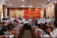 Ủy ban bầu cử tỉnh Bình Phước tặng bằng khen cho các cá nhân, tập thể có thành tích xuất sắc trong công tác bầu cử. (Ảnh: K GỬI H/TTXVN)