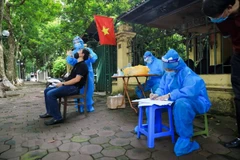 Phường Quán Thánh, quận Ba Đình tổ chức xét nghiệm cho người dân ngay trên con đường Phan Đình Phùng. (Ảnh: Thành Đạt/TTXVN) 