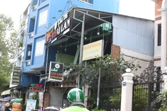 Mặc dù không thuộc địa bàn thí điểm (Quận 7, thành phố Thủ Đức) nhưng một quán nhậu ở địa bàn Quận 3 vẫn hoạt động công khai. (Ảnh: Xuân Tình/TTXVN) 