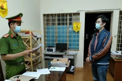 Công an huyện Đức Trọng thực hiện lệnh bắt tạm giam đối tượng. (Nguồn: congan.com.vn)