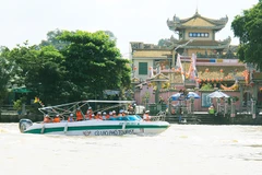Khách du lịch đường sông ghé tham quan chùa Ông ở cù lao Phố, thành phố Biên Hòa, tỉnh Đồng Nai. (Nguồn: baodongnai.com.vn)