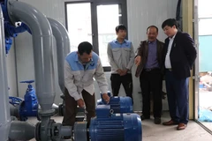 Ông Nguyễn Văn Tuyết, Bí thư Chi bộ, Chủ tịch Hội đồng quản trị kiêm Giám đốc Công ty Cổ phần An Thịnh, xã Tương Giang, thị xã Từ Sơn (Bắc Ninh) hướng dẫn công nhân làm việc. (Ảnh: Thanh Thương/TTXVN)