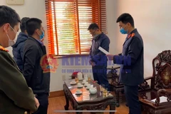 Cơ quan điều tra Viện kiểm sát Nhân dân tối cao tống đạt Quyết định khởi tố bị can và thi hành lệnh bắt bị can để tạm giam. (Nguồn: kiemsat.vn)