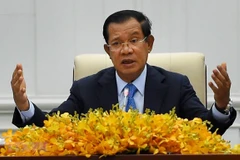 Thủ tướng Campuchia Samdech Hun Sen tại cuộc họp báo ở Phnom Penh. (Ảnh: AFP/TTXVN)