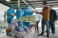 Rất nhiều đồ ăn, nước, sữa, áo mưa, khăn mặt... đều được phát miễn phí để cung cấp cho những người có nhu cầu. (Ảnh: Quốc Dũng/TTXVN)