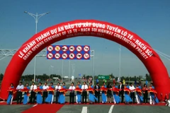 Cắt băng khánh thành dự án tuyến Lộ Tẻ-Rạch Sỏi. (Ảnh: Lê Sen/TTXVN)
