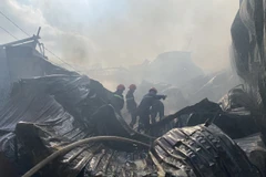 Lực lượng cứu hỏa làm nhiệm vụ tại hiện trường. (Ảnh: TTXVN phát)